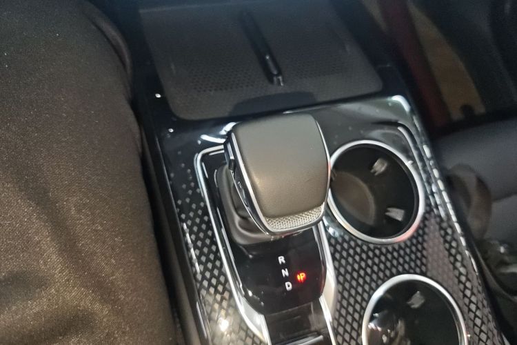 红旗HS3 PHEV 2024款 PHEV 115km 劲为版中控内饰18