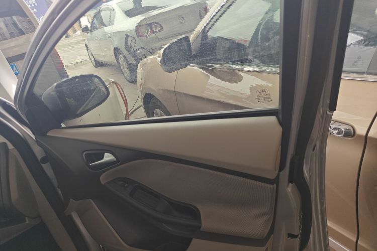 福特 福克斯 2012款 三厢 1.6L 手动舒适型中控内饰7005