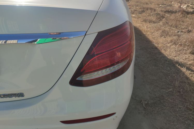 奔驰E级 2020款 改款 E 300 L 运动时尚型车身外观9