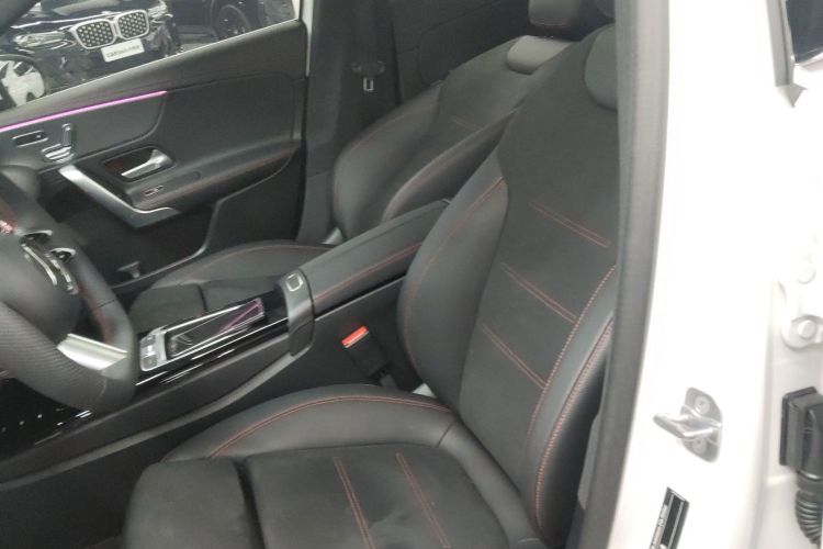 奔驰A级 2024款 改款 A 200 L 时尚型中控内饰19