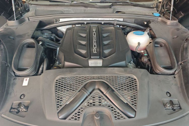 保时捷 2017款  Macan S 3.0T机舱底盘24