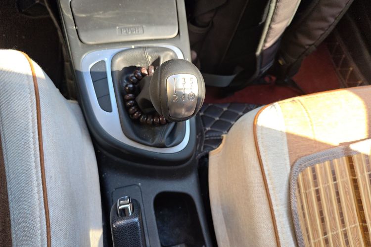 一汽 骏派D60 2015款 1.5L 手动标准型中控内饰18