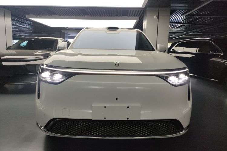 鸿蒙智行 问界M8 2025款 纯电 Max+ 六座四驱版车身外观2