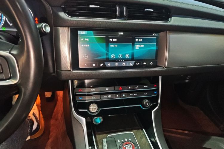 捷豹XFL 2019款 XFL 2.0T 250PS 两驱豪华版中控内饰16