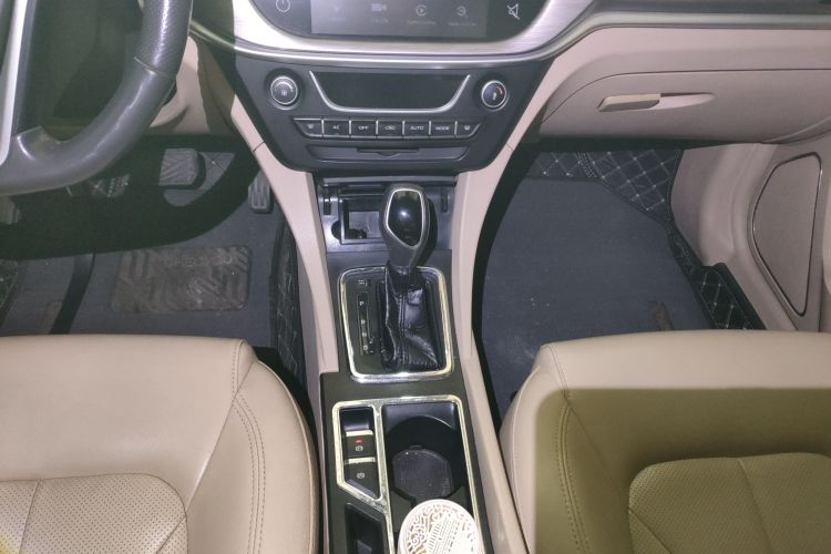 吉利汽车 帝豪 2017款 三厢百万款 1.5L CVT豪华型中控内饰18