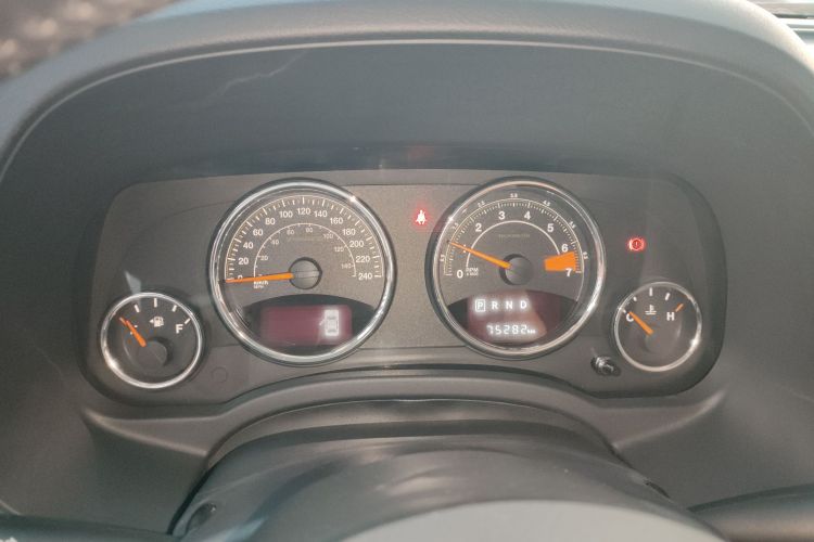 Jeep 指南者(进口) 2014款 改款 2.4L 四驱舒适版中控内饰14