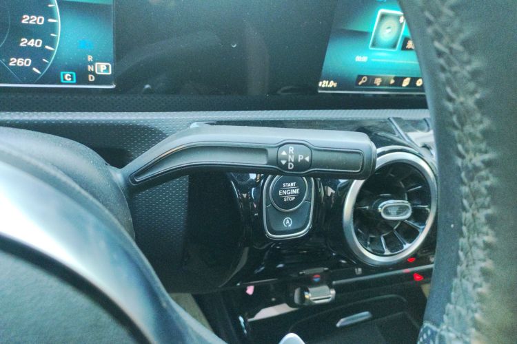 奔驰A级 2020款 A 180 L 运动轿车中控内饰18