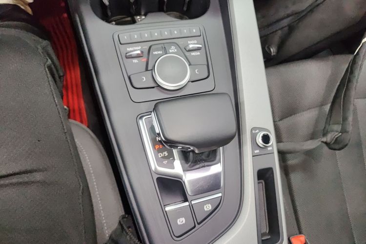 奥迪A4L 2018款 30周年年型 40 TFSI 进取型局部细节18