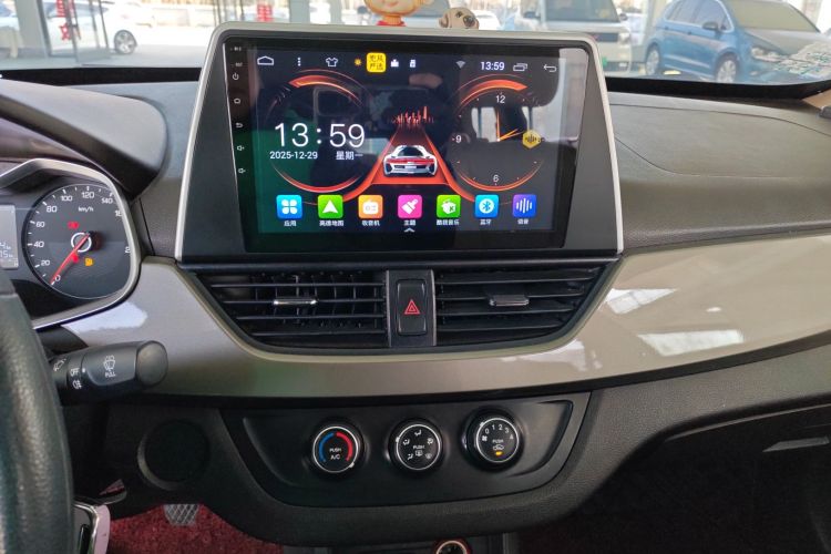 宝骏310W 2017款 1.5L 手动舒适型 国VI中控内饰16