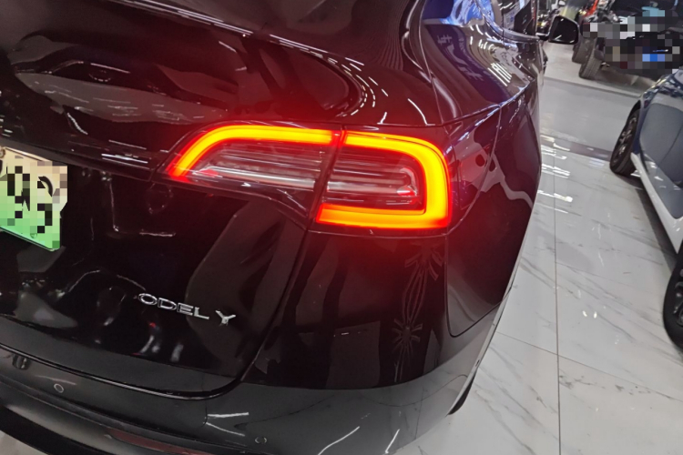特斯拉 Model Y 2022款 改款 后轮驱动版车身外观9