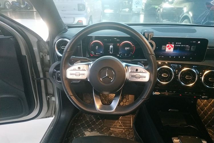 奔驰A级 2019款 A 200 L 运动轿车中控内饰13