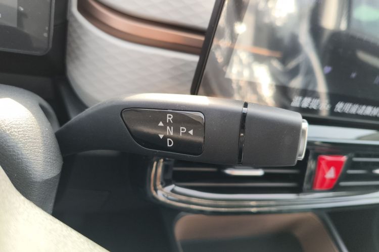 江淮钇为 钇为花仙子 2024款 挚爱版 301km Air中控内饰18