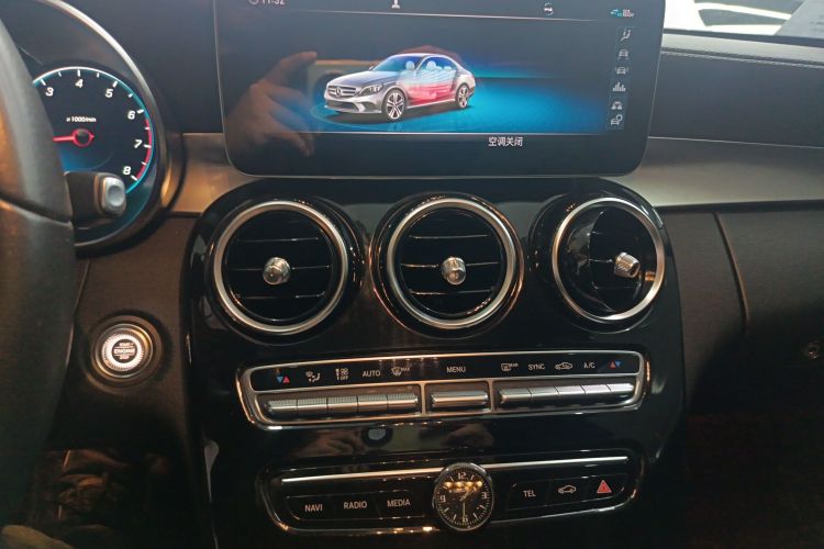 奔驰C级 2019款 改款 C 260 L 运动版中控内饰16