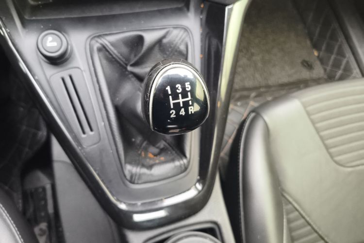 福特 福克斯 2015款 三厢 1.6L 手动风尚型中控内饰18