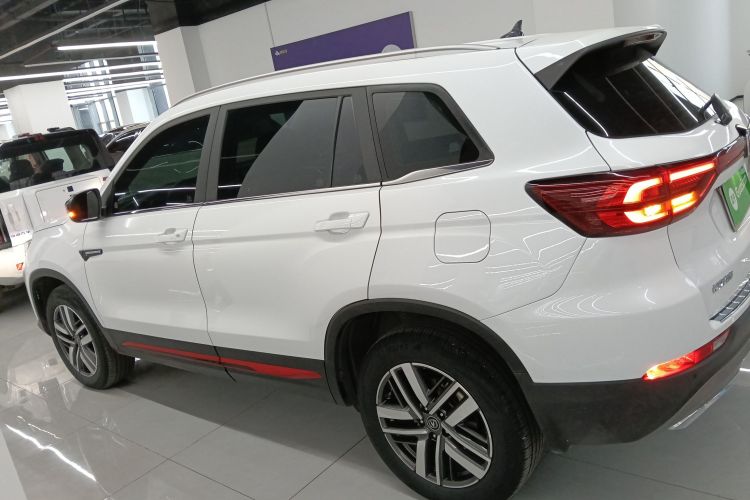 长安CS75 2022款 蓝鲸版 1.5T DCT豪华型车身外观4