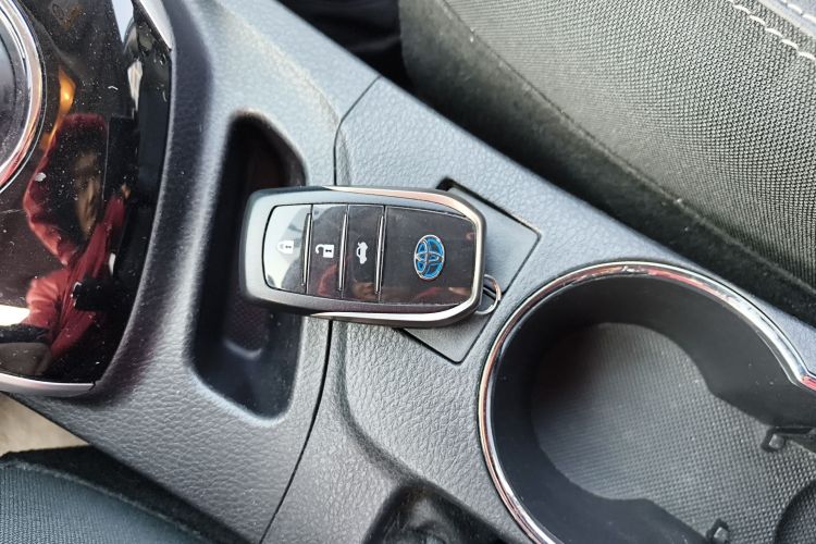 丰田 卡罗拉 2017款 改款双擎 1.8L E-CVT精英版中控内饰11