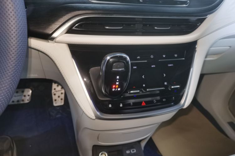 别克GL8 2020款 Avenir艾维亚 四座尊礼版中控内饰18