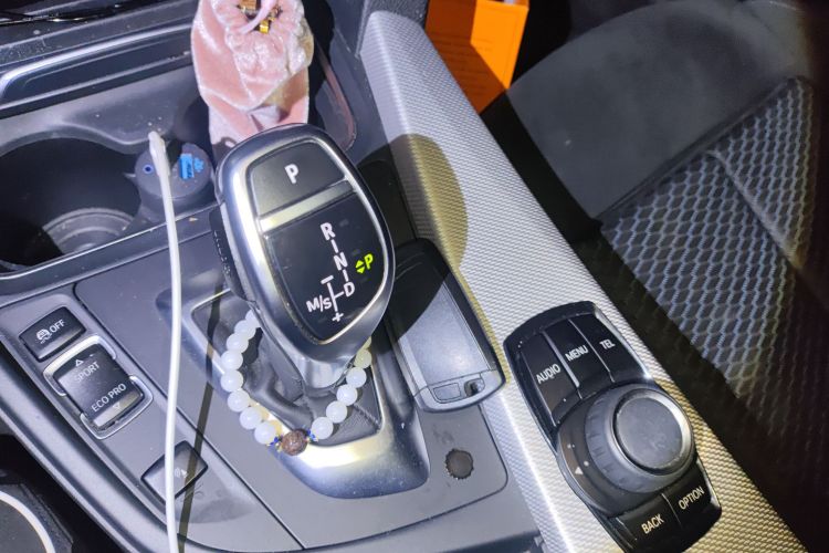 宝马3系 2017款 320i M运动型中控内饰18