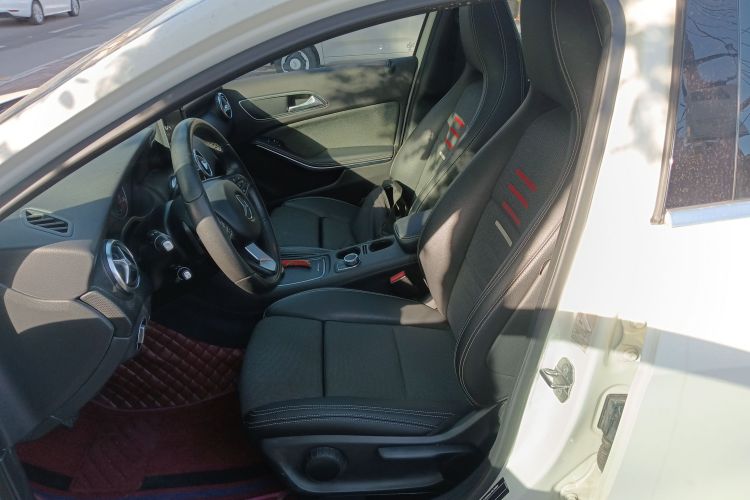 奔驰A级(进口) 2017款 改款 A 200 动感型中控内饰19