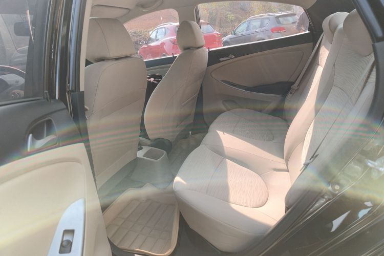 现代 瑞纳 2014款 1.4L 手动智能型GLS中控内饰21