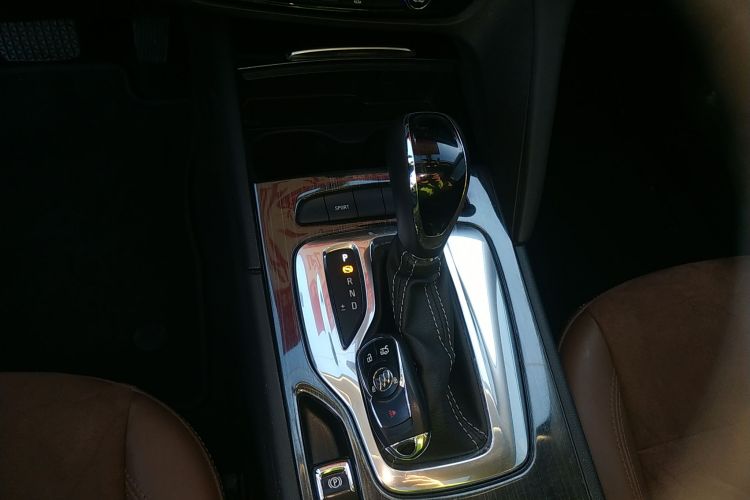 别克 君威 2019款 20T 精英型 国VI中控内饰18