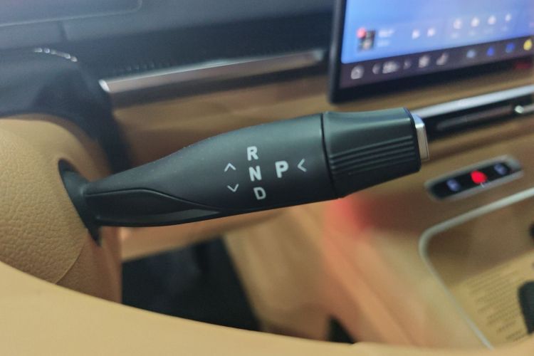 岚图汽车 岚图梦想家 2025款 PHEV 四驱尊贵鲲鹏版中控内饰18