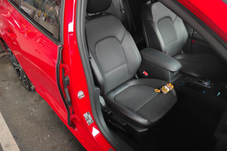 福特 福克斯 2020款 三厢 EcoBoost 180 自动ST Line局部细节41