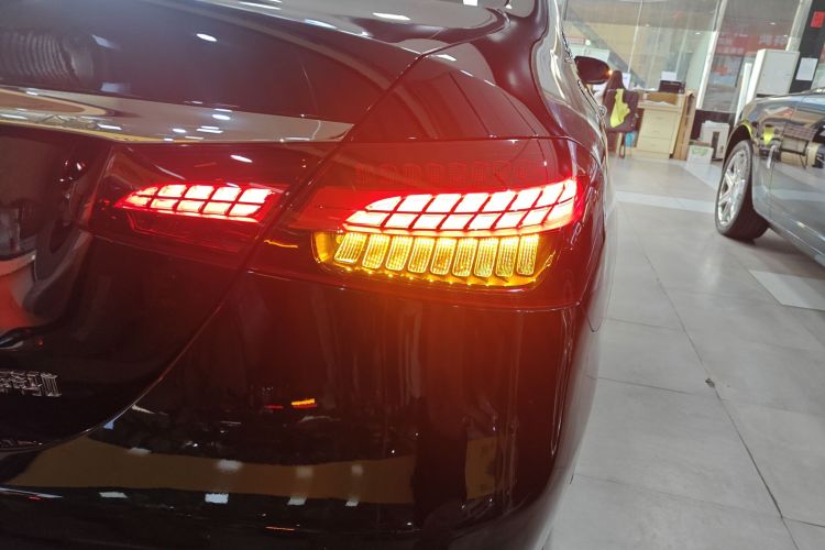 奔驰E级 2022款 E 260 L车身外观9