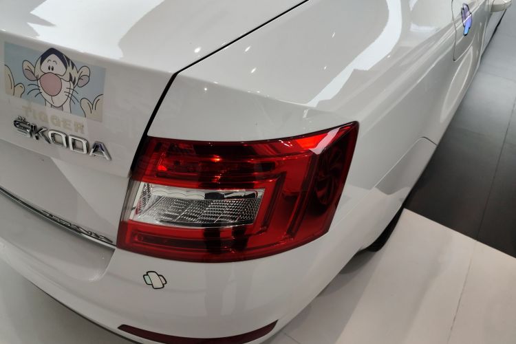 斯柯达 明锐 2015款 1.6L 自动逸俊版车身外观9