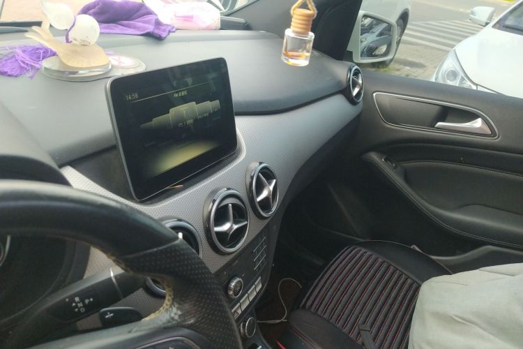 奔驰B级 2017款 B 200 动感型中控内饰16