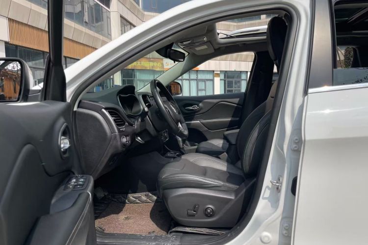 Jeep 自由光 2019款 2.0T 两驱智享版 国VI中控内饰19