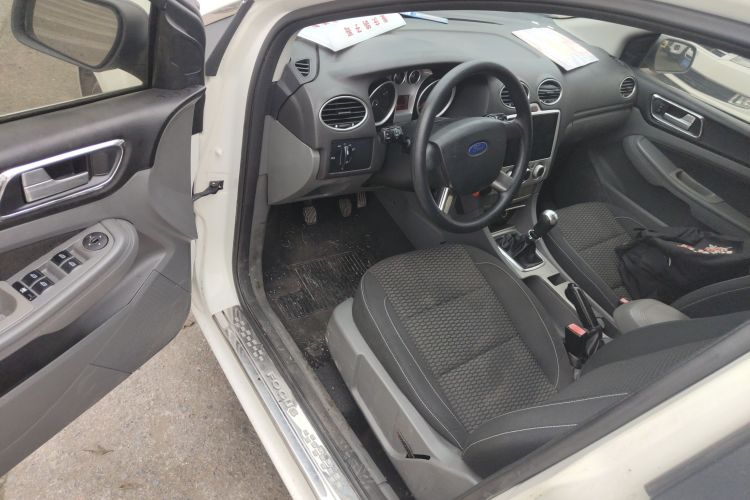 福特 福克斯 2013款 两厢经典 1.8L 手动百万纪念版中控内饰20