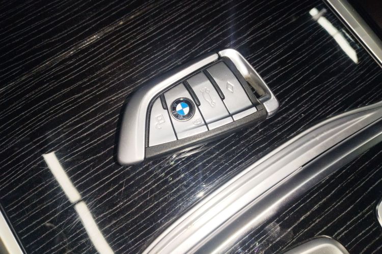 宝马7系 2019款 改款 740Li 领先型 M运动套装中控内饰11