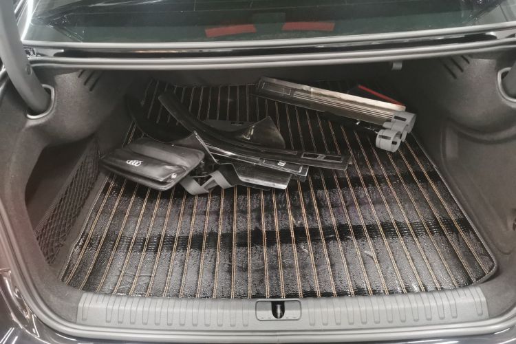 奥迪A7L 2024款 45TFSI S-line 筑梦型 流晶套装机舱底盘23