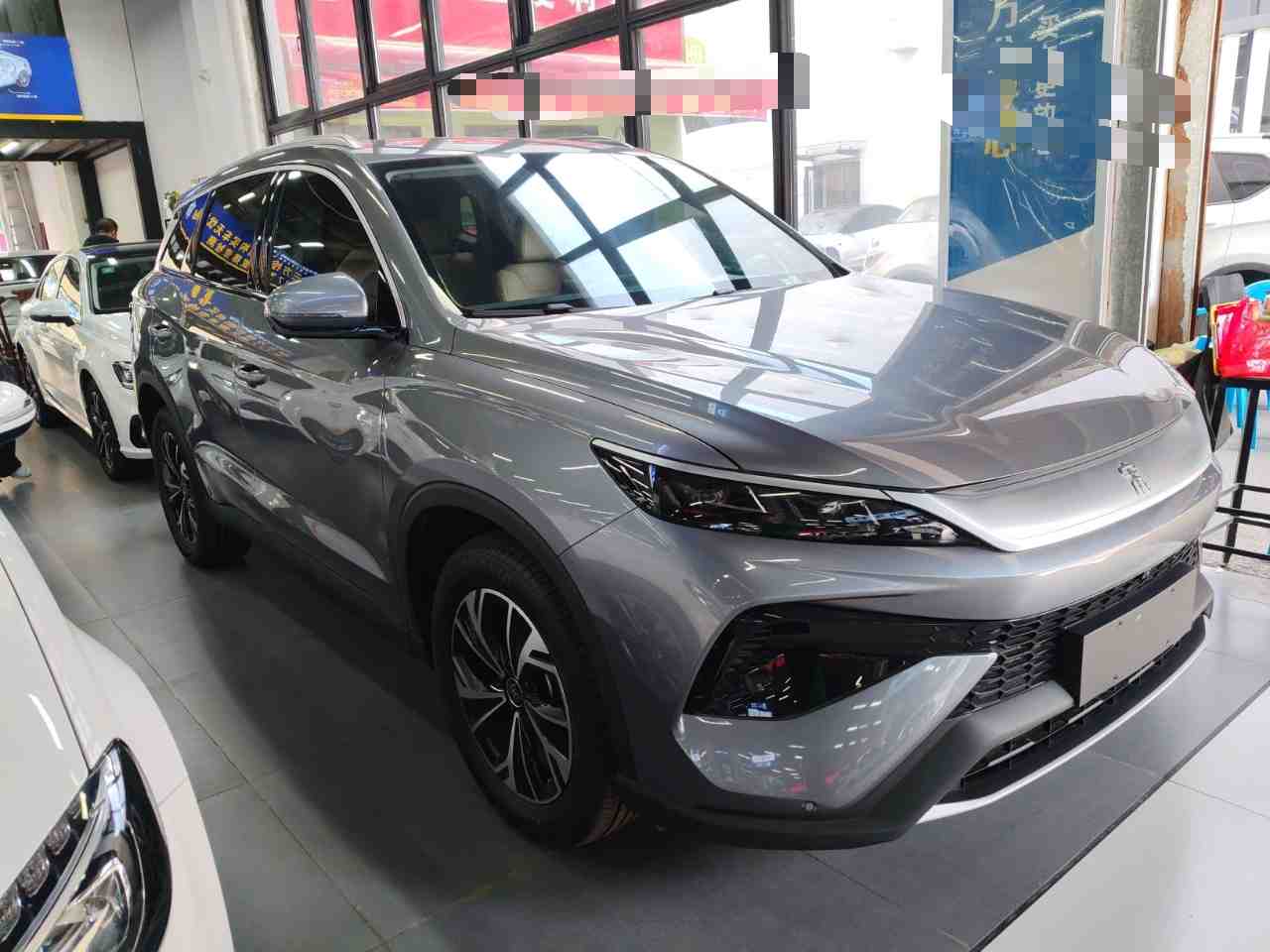 车辆右前45度外观展示