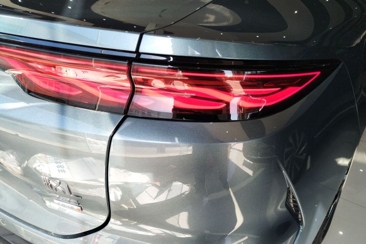 比亚迪 汉L 2025款 DM-p 四驱激光雷达旗舰型车身外观9