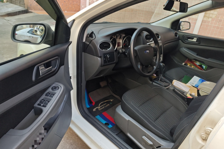 福特 福克斯 2013款 两厢经典 1.8L 自动基本型中控内饰20