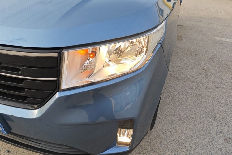 五菱汽车 五菱宏光PLUS 2020款 1.5L 手动舒适型 7座车身外观36