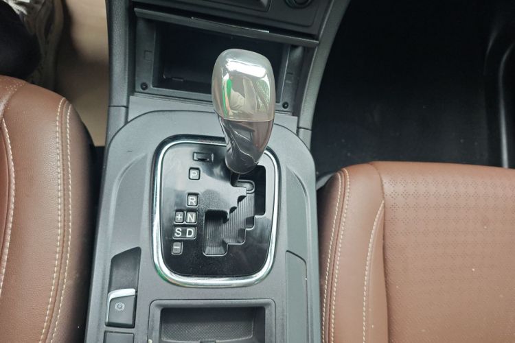 比亚迪S7 2015款 2.0T 升级版 自动尊贵型中控内饰18