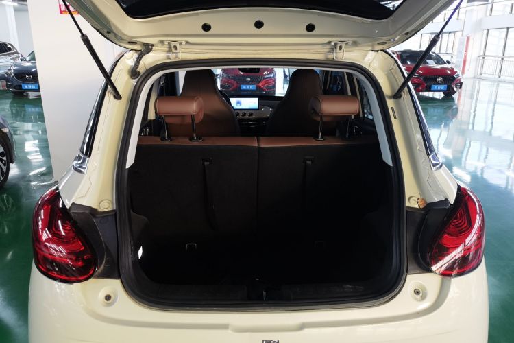 五菱汽车 五菱缤果 2023款 333km 灵犀互联款机舱底盘23