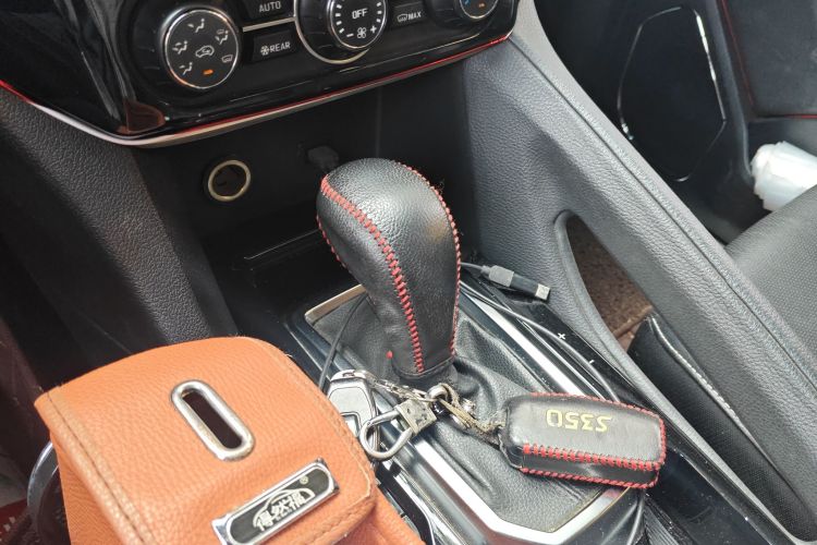 江铃 驭胜S350 2016款 2.0T 自动两驱汽油豪华天窗版7座中控内饰18