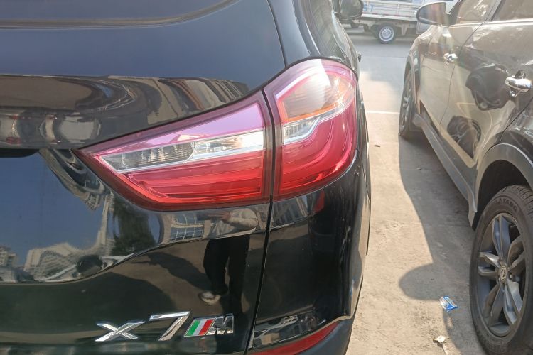 SWM斯威汽车 SWM斯威X7 2017款 1.5T 自动智享型 7座车身外观9