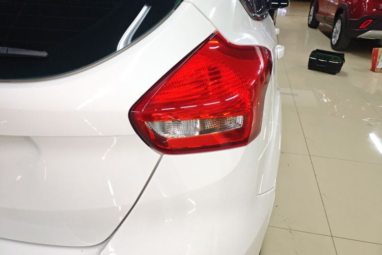 福特 福克斯 2017款 两厢 1.6L 自动舒适型智行版车身外观9