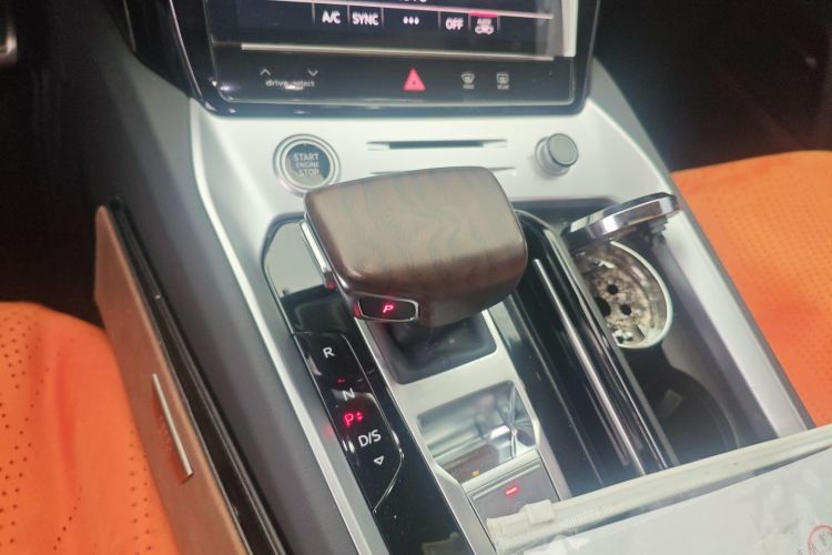 奥迪Q6 2024款 40 TFSI quattro 观云型 羽林套装 7座中控内饰18