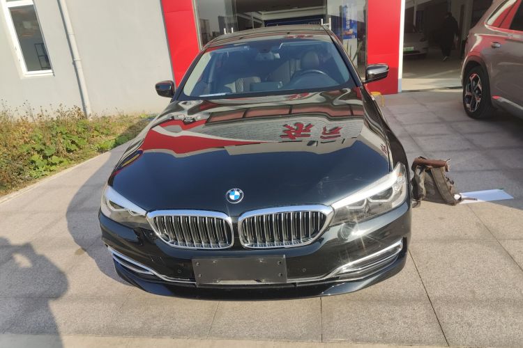 宝马5系 2018款 改款 530Li 领先型 豪华套装车身外观2