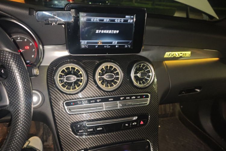 奔驰C级 2017款 改款 C 200 运动版中控内饰16