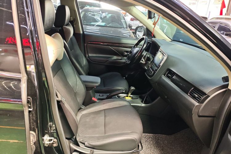 三菱 欧蓝德 2016款 2.4L 四驱豪华版 7座局部细节41