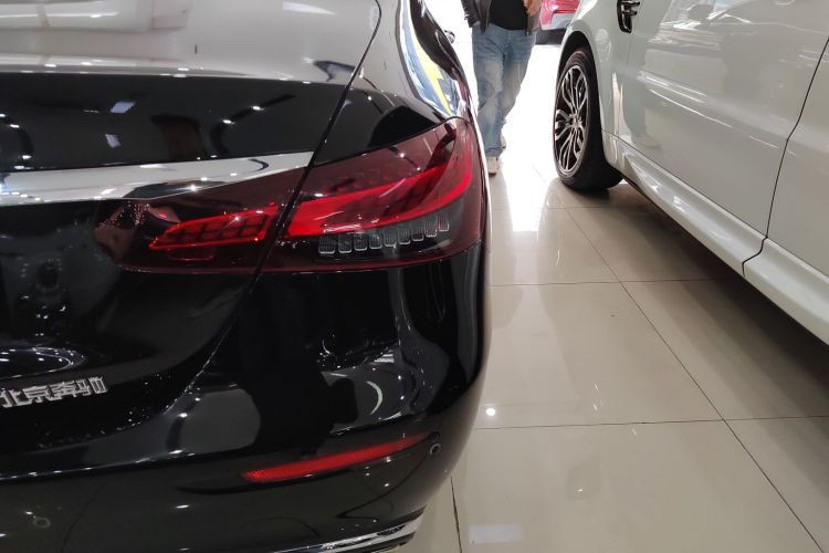 奔驰E级 2023款 改款 E 300 L 时尚型车身外观9