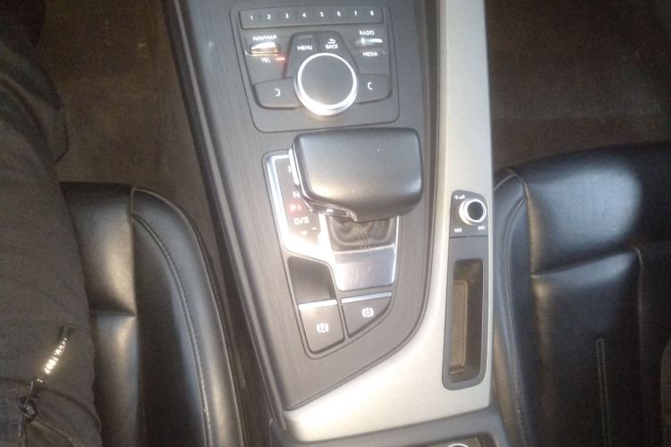 奥迪A4L 2018款 30周年年型 40 TFSI 进取型中控内饰18