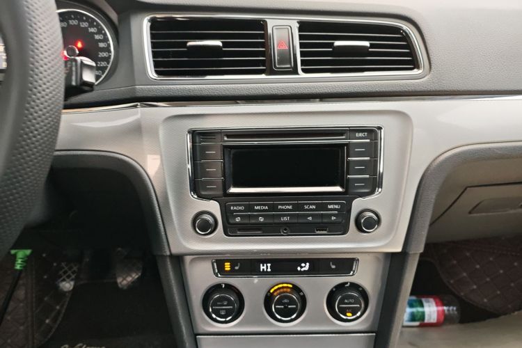 大众 朗行 2013款 1.4TSI 手动豪华型中控内饰16